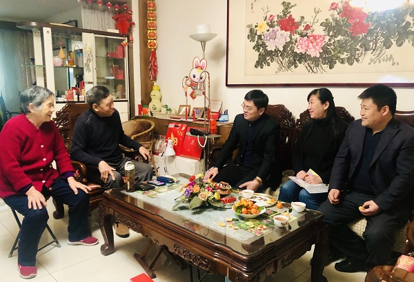 2020新春佳節公司領(lǐng)導春節前走訪(fǎng)慰問(wèn)退休老黨員、老干部