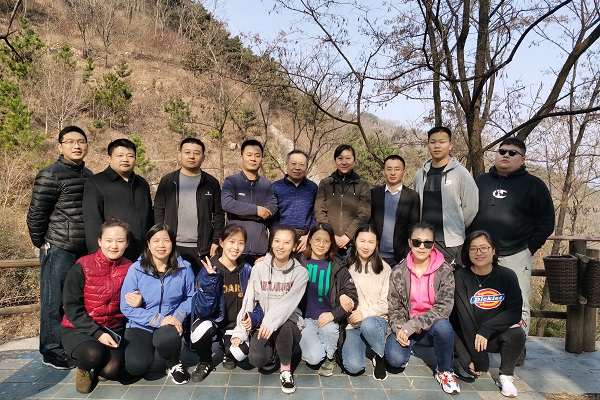 公司開(kāi)展團建登山活動(dòng)